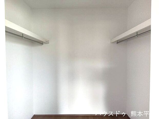 【ウォークインクローゼット】季節ものの衣類もまとめて収納できるため衣替えの手間が省けます