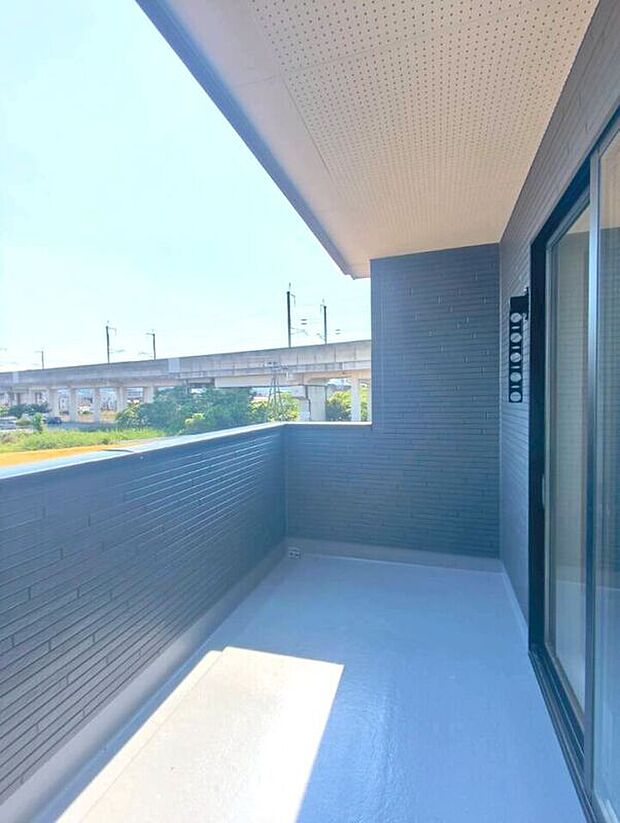 【インナーバルコニー】屋根付きのインナーバルコニーで雨が降っても使用でき、リラックススペースとしても十分な広さがあります