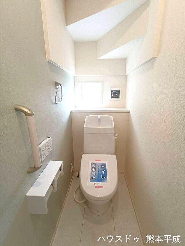 【トイレ（1階）】2か所にトイレがあり、来客時での使い分けも可能で、また、階段下のスペースを無駄なく利用したトイレです