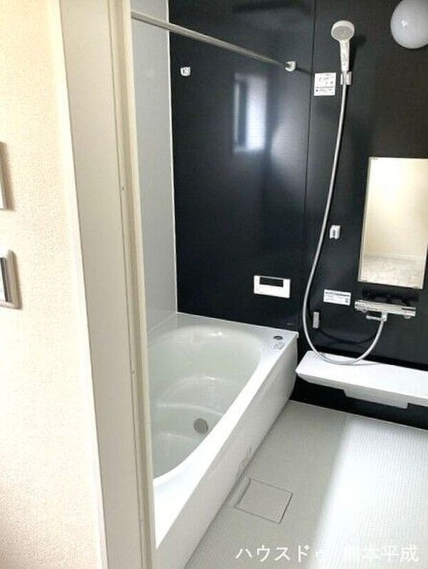 【浴室】疲れた体でもゆったりとくつろげる広々とした浴室で、心身共にリフレッシュ可能な安らぎの空間☆