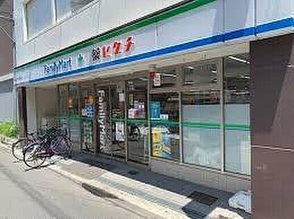 ファミリーマート＋薬ヒグチ弥刀駅前店 580ｍ