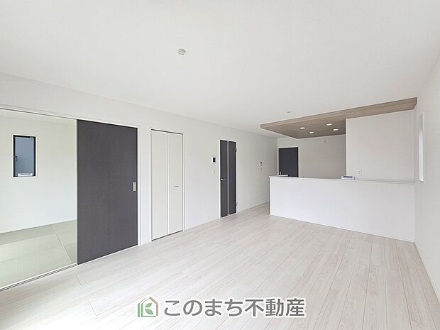 開放感のある広々としたリビング☆家族みんなでゆったりくつろげます♪ 南側から暖かな日差しが差し込みます♪キッチンからリビングの様子がよく見渡せます☆