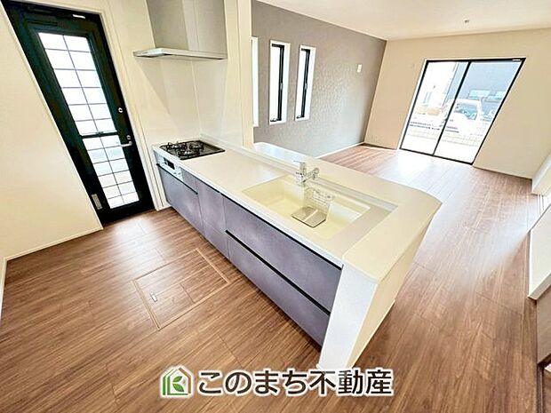 お洒落なホワイト天板のペニンシュラキッチンを採用しております。 浄水器内蔵の水栓です♪ 