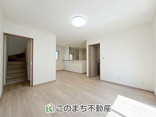 南側から暖かな日差しが差し込みます♪キッチンからリビングの様子がよく見渡せます☆