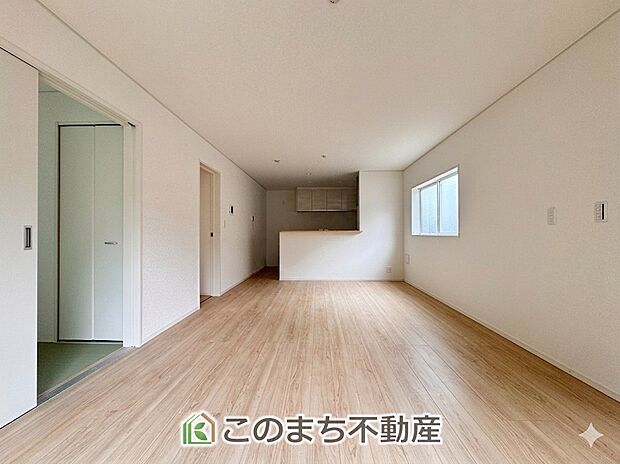 開放感のある広々としたリビング☆家族みんなでゆったりくつろげます♪ 南側から暖かな日差しが差し込みます♪キッチンからリビングの様子がよく見渡せます☆