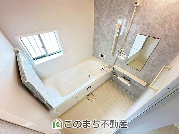 ゆったり１坪バスには換気・乾燥・暖房機能付き！！ 大人も足を伸ばせるゆったり浴槽！！ ご家族皆さんで入っても、一人でゆっくり入っても一日の疲れを癒してくれるお風呂です！！ 