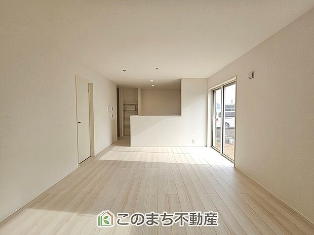 開放感のある広々としたリビング☆家族みんなでゆったりくつろげます♪ 南側から暖かな日差しが差し込みます♪キッチンからリビングの様子がよく見渡せます☆