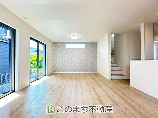 優しい日差しの差し込むリビングダイニングは、木目の映えるシンプルな造りになっています。 家族の思い出を育む団らんの空間です。 