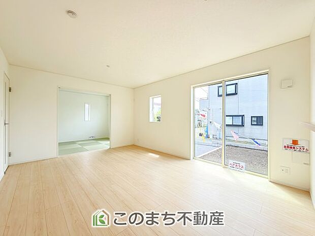 開放感のある広々としたリビング☆家族みんなでゆったりくつろげます♪ 南側から暖かな日差しが差し込みます♪キッチンからリビングの様子がよく見渡せます☆