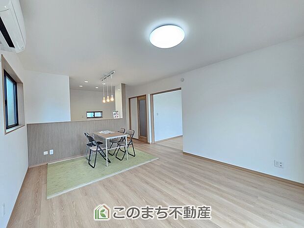 開放感のある広々としたリビング☆家族みんなでゆったりくつろげます♪ 南側から暖かな日差しが差し込みます♪キッチンからリビングの様子がよく見渡せます☆