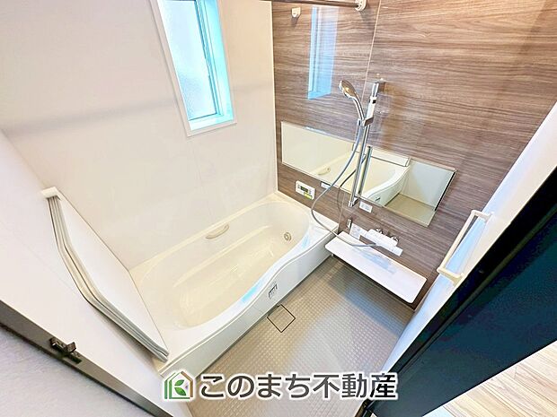 ゆったり１坪バスには換気・乾燥・暖房機能付き！！ 大人も足を伸ばせるゆったり浴槽！！ ご家族皆さんで入っても、一人でゆっくり入っても一日の疲れを癒してくれるお風呂です！！ 