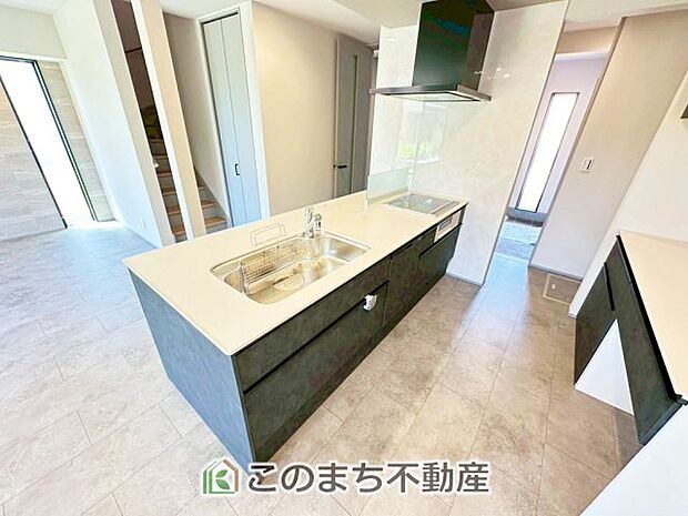 ■カウンターキッチン■ キッチンは収納数もさる事ながら、リビングで寛ぐ家族や小さなお子様を見守りながら料理が出来る 「対面式の温もり設計」。キッチンから立ち込める香りが今日の料理を期待させます 