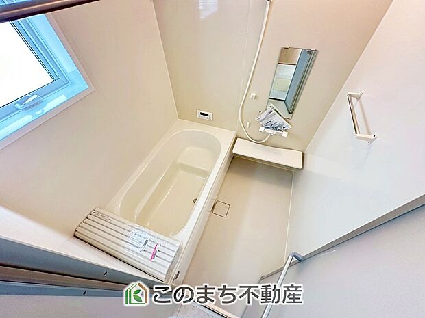 ゆったり１坪バスには換気・乾燥・暖房機能付き！！ 大人も足を伸ばせるゆったり浴槽！！ ご家族皆さんで入っても、一人でゆっくり入っても一日の疲れを癒してくれるお風呂です！！ 