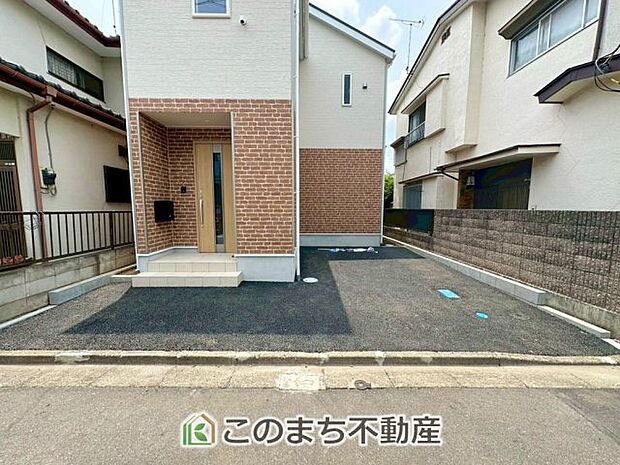 前面道路は交通量が少なく、運転が苦手な方でも落ち着いて出し入れ出来ます☆ 