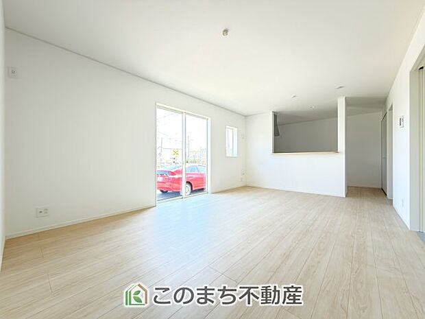 開放感のある広々としたリビング☆家族みんなでゆったりくつろげます♪ 南側から暖かな日差しが差し込みます♪キッチンからリビングの様子がよく見渡せます☆