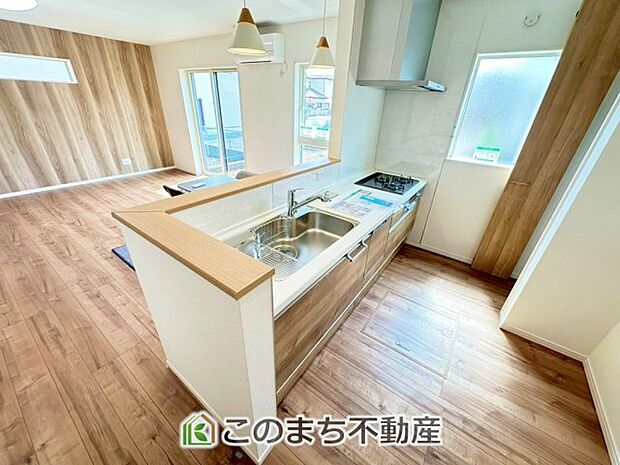 ■広いキッチン■ 大型の冷蔵庫やレンジボードもしっかり置ける広々としたキッチンスペースが大事。 ゆとりある空間で作業ができるとお料理の腕も日に日に上がりそうな気がしてきます。 
