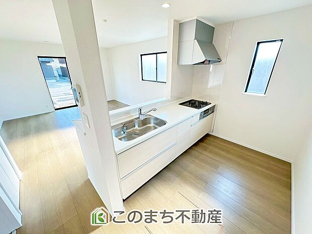 お洒落なホワイト天板のペニンシュラキッチンを採用しております。 浄水器内蔵の水栓です♪ 