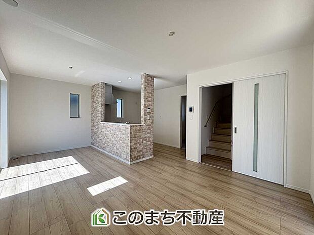 開放感のある広々としたリビング☆家族みんなでゆったりくつろげます♪ 南側から暖かな日差しが差し込みます♪キッチンからリビングの様子がよく見渡せます☆