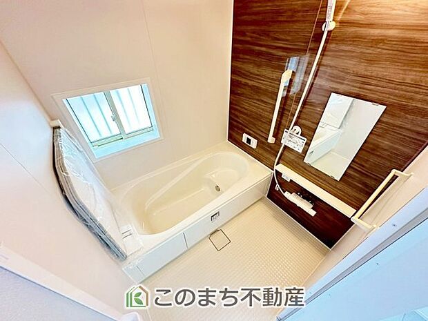 ゆったり１坪バスには換気・乾燥・暖房機能付き！！ 大人も足を伸ばせるゆったり浴槽！！ ご家族皆さんで入っても、一人でゆっくり入っても一日の疲れを癒してくれるお風呂です！！ 