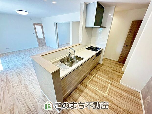 デザイン性と機能性を兼ね備えたキッチンです。リビングスペースとの一体感が生まれ、広々空間を演出してくれます。 