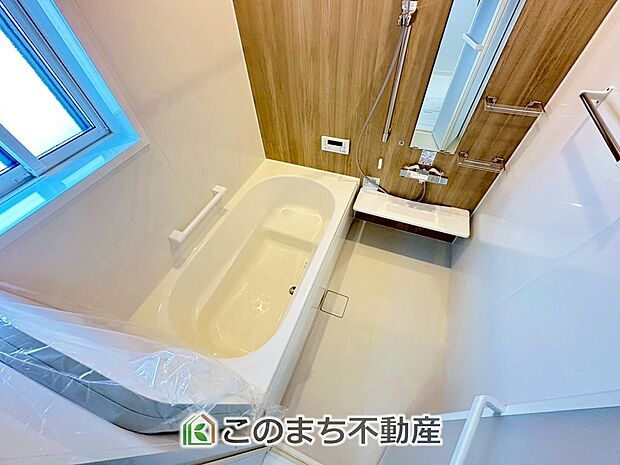 ゆったり１坪バスには換気・乾燥・暖房機能付き！！ 大人も足を伸ばせるゆったり浴槽！！ ご家族皆さんで入っても、一人でゆっくり入っても一日の疲れを癒してくれるお風呂です！！ 