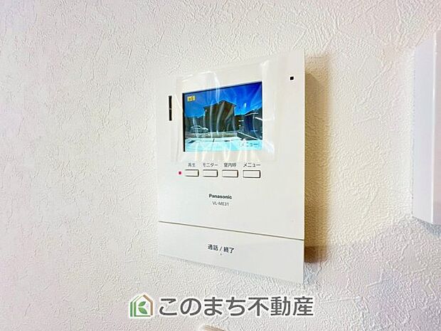 ＴＶモニター付きインターホンで防犯面もしっかり安心♪ 「見える安心」をカタチにしました。誰が来てもわかる様にモニター付きインターホンを設置。快適と安らぎを合わせた優しい設計。