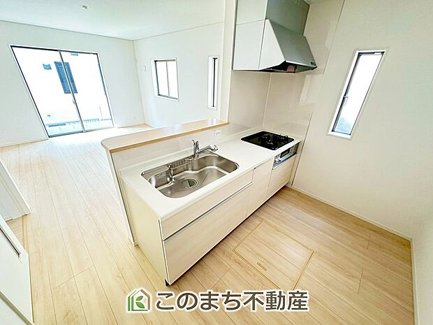 お洒落なホワイト天板のペニンシュラキッチンを採用しております。 浄水器内蔵の水栓です♪ 