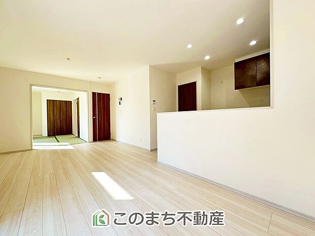 オープンでのびやかな空間を生み出す、こだわりの広がりとゆとり。家族と過ごす時間を大切にしたい方にぴったりの明るくゆとりある住空間です。 