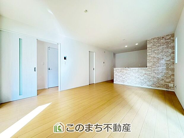 ＬＤＫは家族団欒スペースとしては十分な広さです！ 大きいダイニングテーブル、カウチ付きソファ、大型ＴＶも気兼ねなく配置可能！！ 