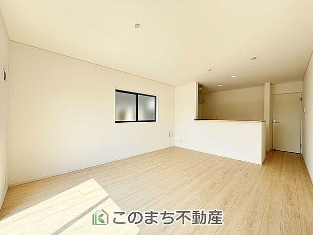 開放感のある広々としたリビング☆家族みんなでゆったりくつろげます♪ 南側から暖かな日差しが差し込みます♪キッチンからリビングの様子がよく見渡せます☆