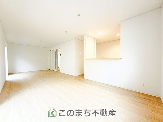 開放感のある広々としたリビング☆家族みんなでゆったりくつろげます♪ 南側から暖かな日差しが差し込みます♪キッチンからリビングの様子がよく見渡せます☆