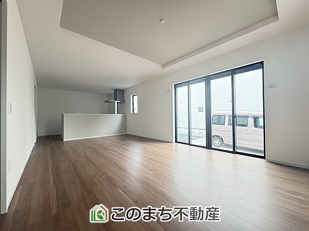 開放感のある広々としたリビング☆家族みんなでゆったりくつろげます♪ 南側から暖かな日差しが差し込みます♪キッチンからリビングの様子がよく見渡せます☆
