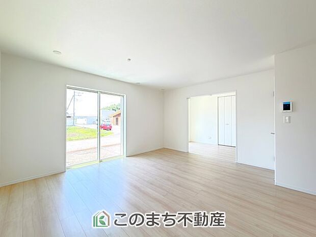 開放感のある広々としたリビング☆家族みんなでゆったりくつろげます♪ 南側から暖かな日差しが差し込みます♪キッチンからリビングの様子がよく見渡せます☆