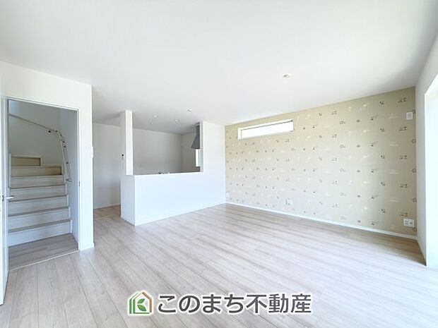 開放感のある広々としたリビング☆家族みんなでゆったりくつろげます♪ 南側から暖かな日差しが差し込みます♪キッチンからリビングの様子がよく見渡せます☆