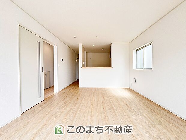 開放感のある広々としたリビング☆家族みんなでゆったりくつろげます♪ 南側から暖かな日差しが差し込みます♪キッチンからリビングの様子がよく見渡せます☆