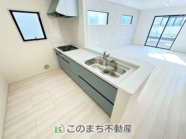 人気のカウンターキッチンになっているので家族とコミュニケーションを取りながらでも家事をこなせます！ 