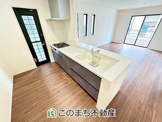 お洒落なホワイト天板のペニンシュラキッチンを採用しております。 浄水器内蔵の水栓です♪