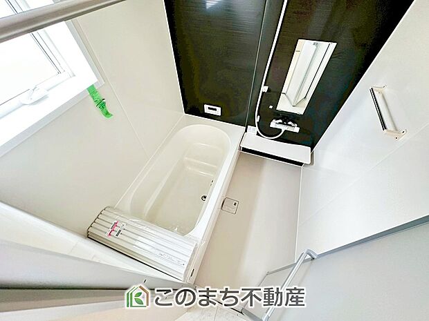 ゆったり1坪バスには換気・乾燥・暖房機能付き!! 大人も足を伸ばせるゆったり浴槽!! ご家族皆さんで入っても、一人でゆっくり入っても一日の疲れを癒してくれるお風呂です!!