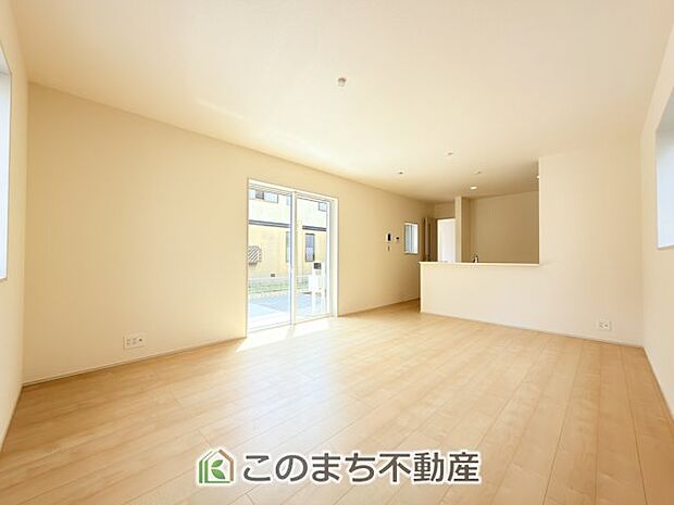 開放感のある広々としたリビング☆家族みんなでゆったりくつろげます♪ 南側から暖かな日差しが差し込みます♪キッチンからリビングの様子がよく見渡せます☆
