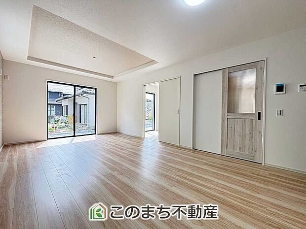 開放感のある広々としたリビング☆家族みんなでゆったりくつろげます♪ 南側から暖かな日差しが差し込みます♪キッチンからリビングの様子がよく見渡せます☆