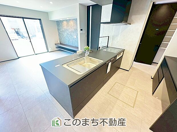 シックなブラック天板のペニンシュラキッチンを採用しております。 浄水器内蔵の水栓です♪