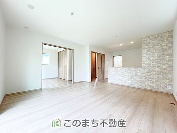 開放感のある広々としたリビング☆家族みんなでゆったりくつろげます♪ 南側から暖かな日差しが差し込みます♪キッチンからリビングの様子がよく見渡せます☆