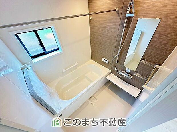 ゆったり1坪バスには換気・乾燥・暖房機能付き!! 大人も足を伸ばせるゆったり浴槽!! ご家族皆さんで入っても、一人でゆっくり入っても一日の疲れを癒してくれるお風呂です!!