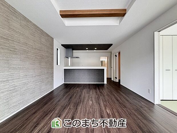 開放感のある広々としたリビング☆家族みんなでゆったりくつろげます♪ 南側から暖かな日差しが差し込みます♪キッチンからリビングの様子がよく見渡せます☆