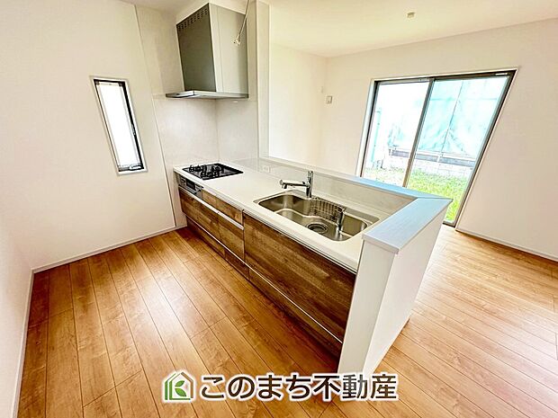 お洒落なホワイト天板のペニンシュラキッチンを採用しております。 浄水器内蔵の水栓です♪