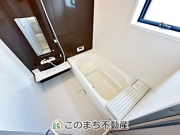 ゆったり1坪バスには換気・乾燥・暖房機能付き!! 大人も足を伸ばせるゆったり浴槽!! ご家族皆さんで入っても、一人でゆっくり入っても一日の疲れを癒してくれるお風呂です!!