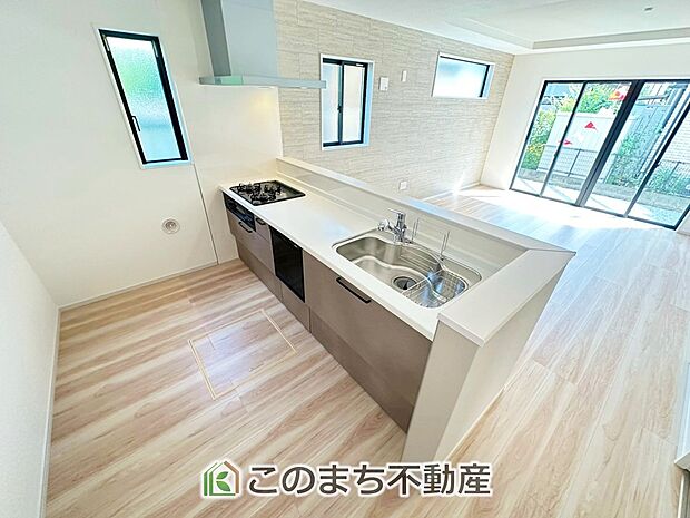 お洒落なホワイト天板のペニンシュラキッチンを採用しております。 浄水器内蔵の水栓です♪