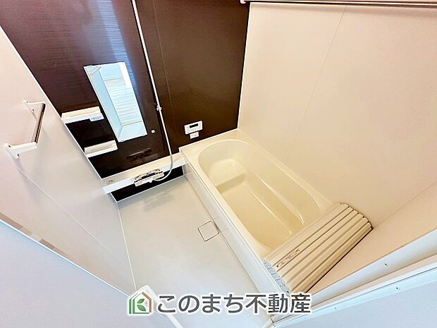 ゆったり1坪バスには換気・乾燥・暖房機能付き!! 大人も足を伸ばせるゆったり浴槽!! ご家族皆さんで入っても、一人でゆっくり入っても一日の疲れを癒してくれるお風呂です!!