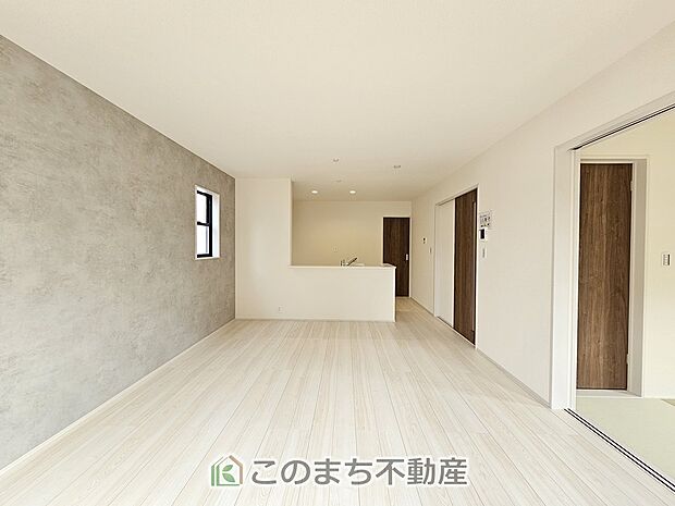開放感のある広々としたリビング☆家族みんなでゆったりくつろげます♪ 南側から暖かな日差しが差し込みます♪キッチンからリビングの様子がよく見渡せます☆