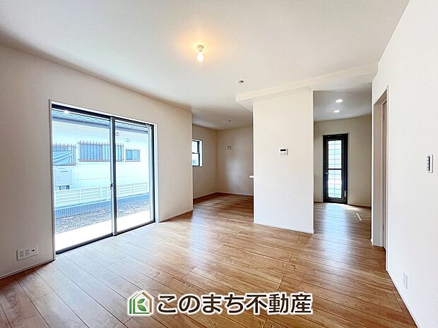 開放感のある広々としたリビング☆家族みんなでゆったりくつろげます♪ 南側から暖かな日差しが差し込みます♪キッチンからリビングの様子がよく見渡せます☆